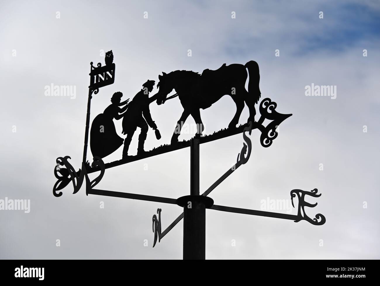 Le weathervane métallique dépeint 'Tam O'Shanter et sa femme' de Robert Burn. Chemin des poètes, Musée du lieu de naissance Robert Burns, Alloway, Ayrshire, Écosse. Banque D'Images
