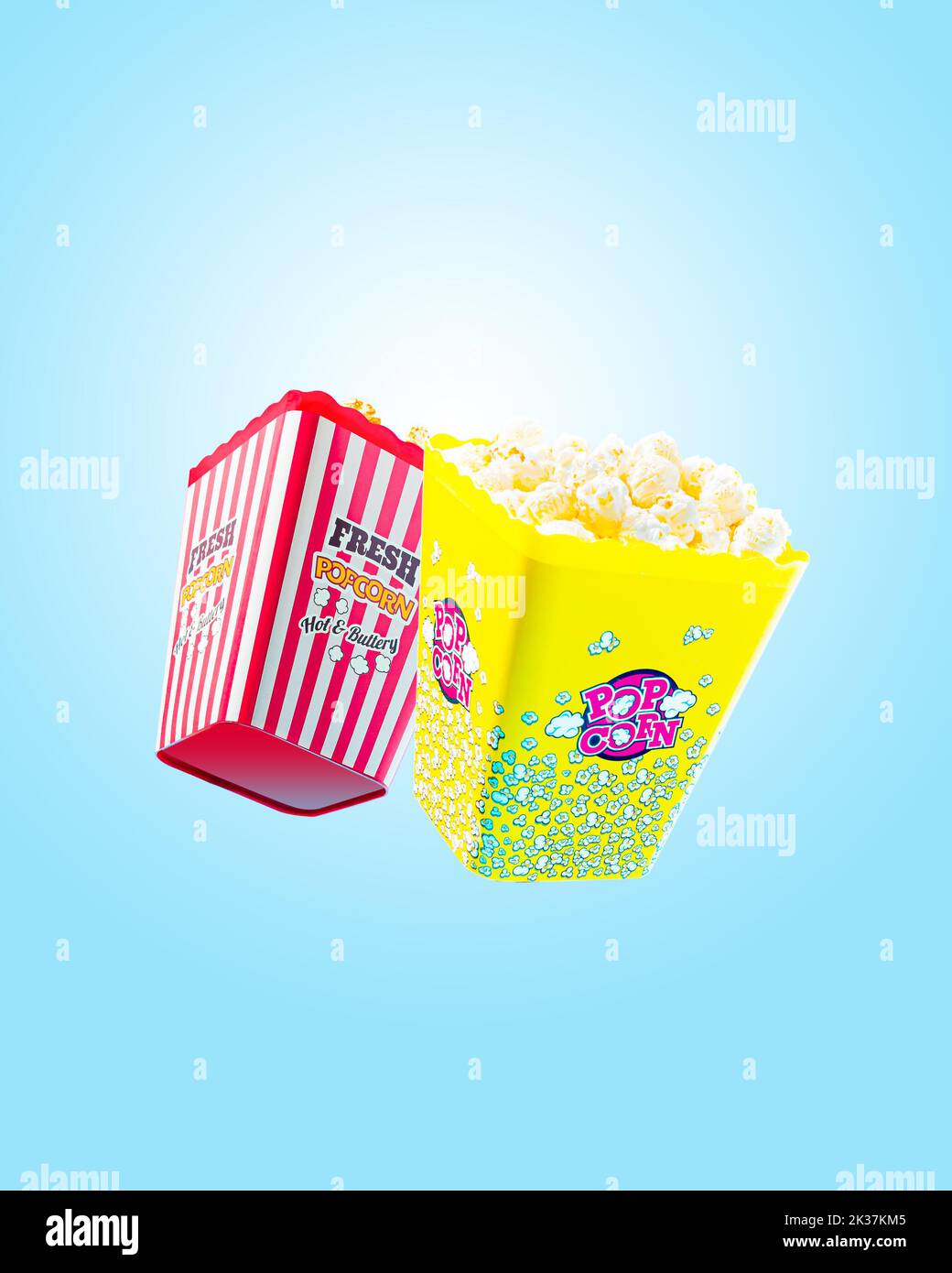 Deux grandes portions de pop-corn frais et chaud avec beurre et caramel sur fond bleu clair. Bannière poster Movie Night concept. Banque D'Images