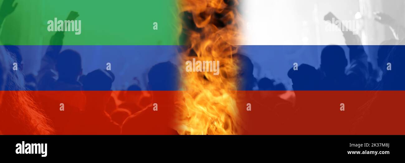 Défie les manifestations au Dagestan. Guerre de conflit entre la Russie et l'Ukraine. Mobilisation de la force dans le Caucase du Nord. Drapeaux de pays sur fond de flamme. Personnes sil Banque D'Images
