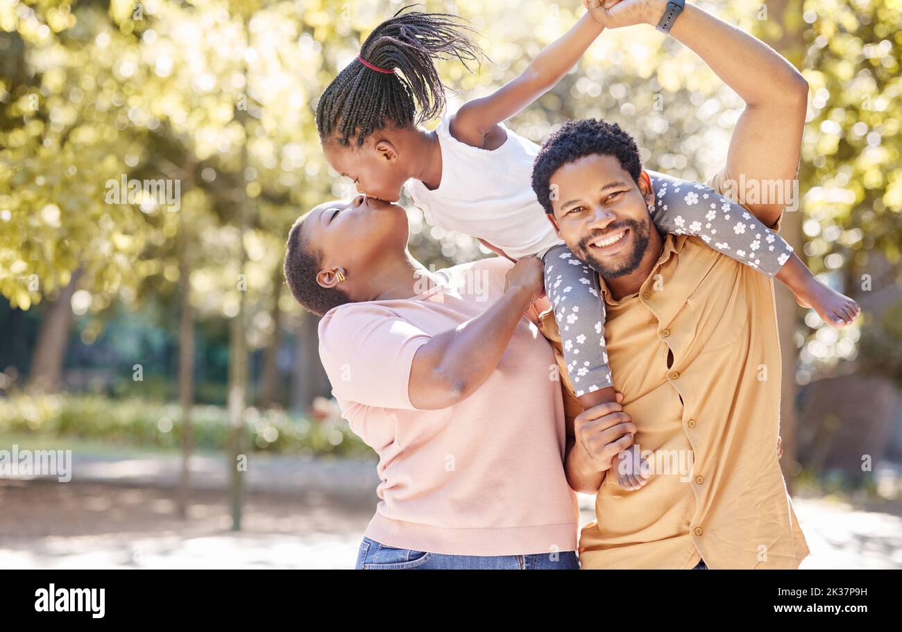 Le bonheur, la marche et le parc avec la famille noire ensemble pour les vacances d'été, la liberté et l'amour. Nature, vacances et famille heureuse avec enfant sur le père Banque D'Images