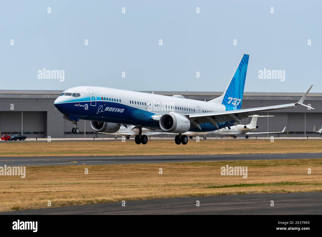 Boeing 737 MAX 10 Airliner, la nouvelle version de la série MAX, débarquant à l'Airshow international de Farnborough 2022 après un vol de démonstration Banque D'Images