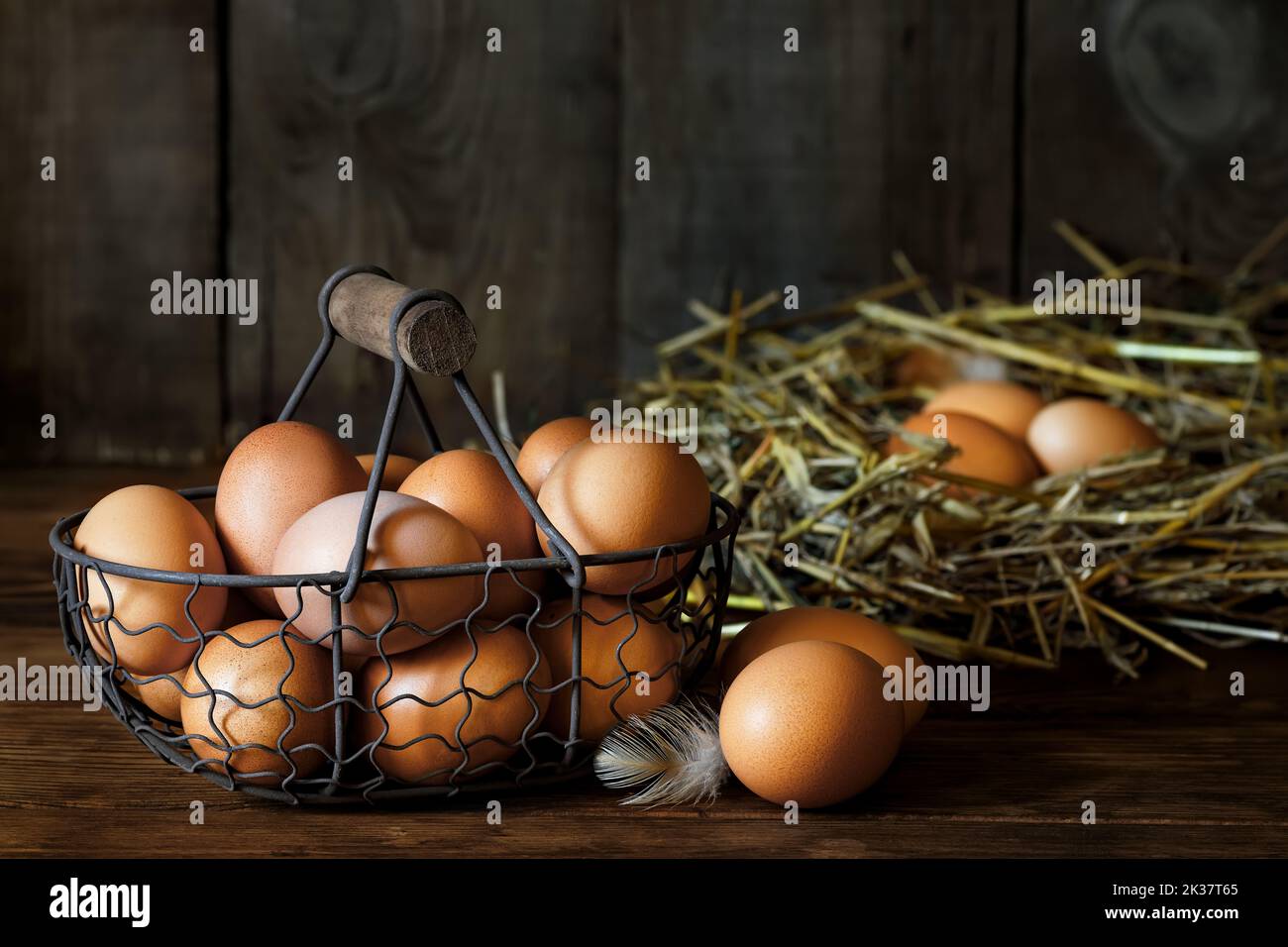 oeufs de poulet dans le panier et dans le nid Banque D'Images