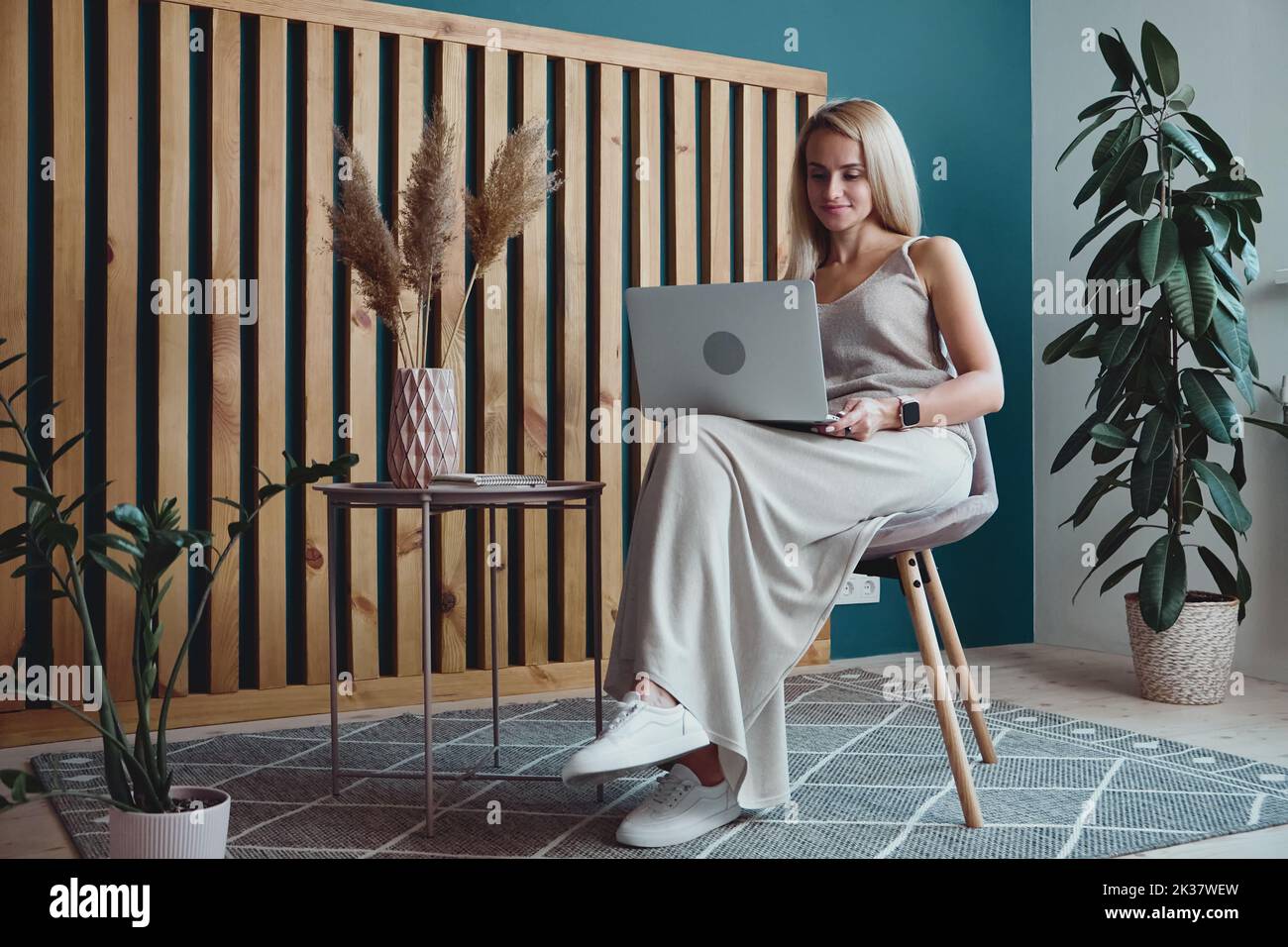 Jeune femme utilisant un ordinateur portable et tenant une conférence en ligne, travail à distance à la maison Banque D'Images