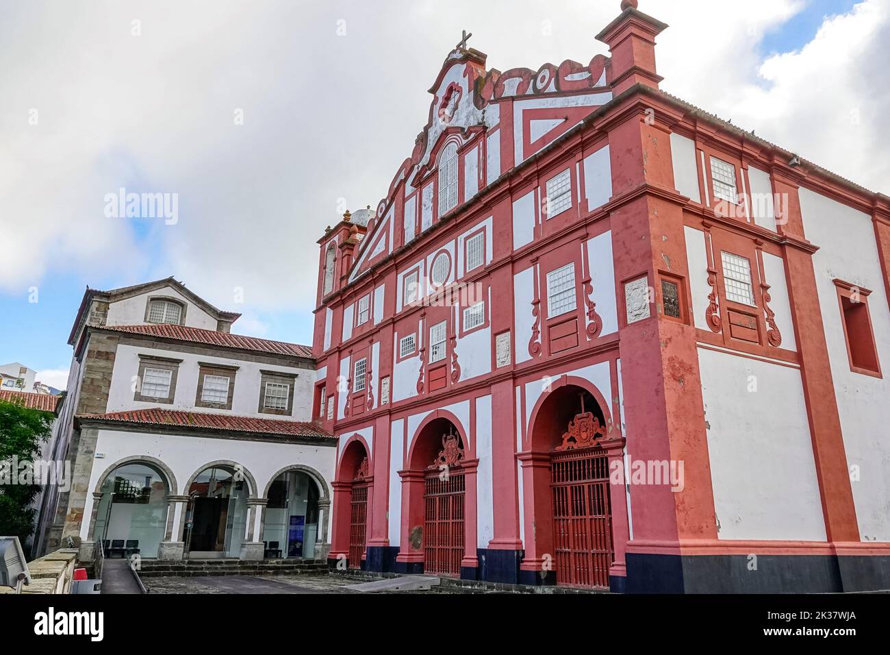 Le couvent de San Francisco, le Convento de São Francisco, et le musée d'Angra do Heroismo à Angra do Heroismo, l'île de Terceira, les Açores, le Portugal. Banque D'Images
