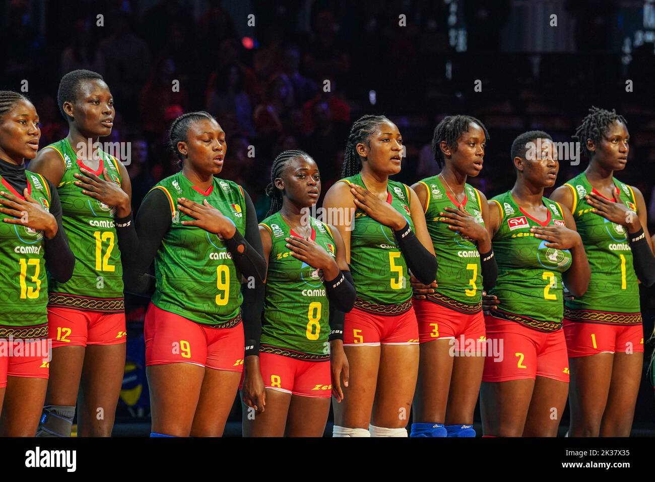 ARNHEM, PAYS-BAS - SEPTEMBRE 25 : Michelle Wete du Cameroun, Carine Blamdai du Cameroun, Christiane Brandy Gatcheu Djeutchoko du Cameroun, Bikatal Emmanuela Grace du Cameroun, Paule Arielle Olomo du Cameroun, Mbengono Mengue Mbengono du Cameroun, Rodrigue Bediang du Cameroun, Sourea Baran du Cameroun au cours de la piscine Un match de phase 1 entre les pays-Bas et le Cameroun le jour 3 du Championnat du monde FIVB de volley-ball Womens 2022 au Gelredome sur 25 septembre 2022 à Arnhem, pays-Bas (photo de René Nijhuis/Orange Pictures) NOCNSF, Maison des sports Banque D'Images