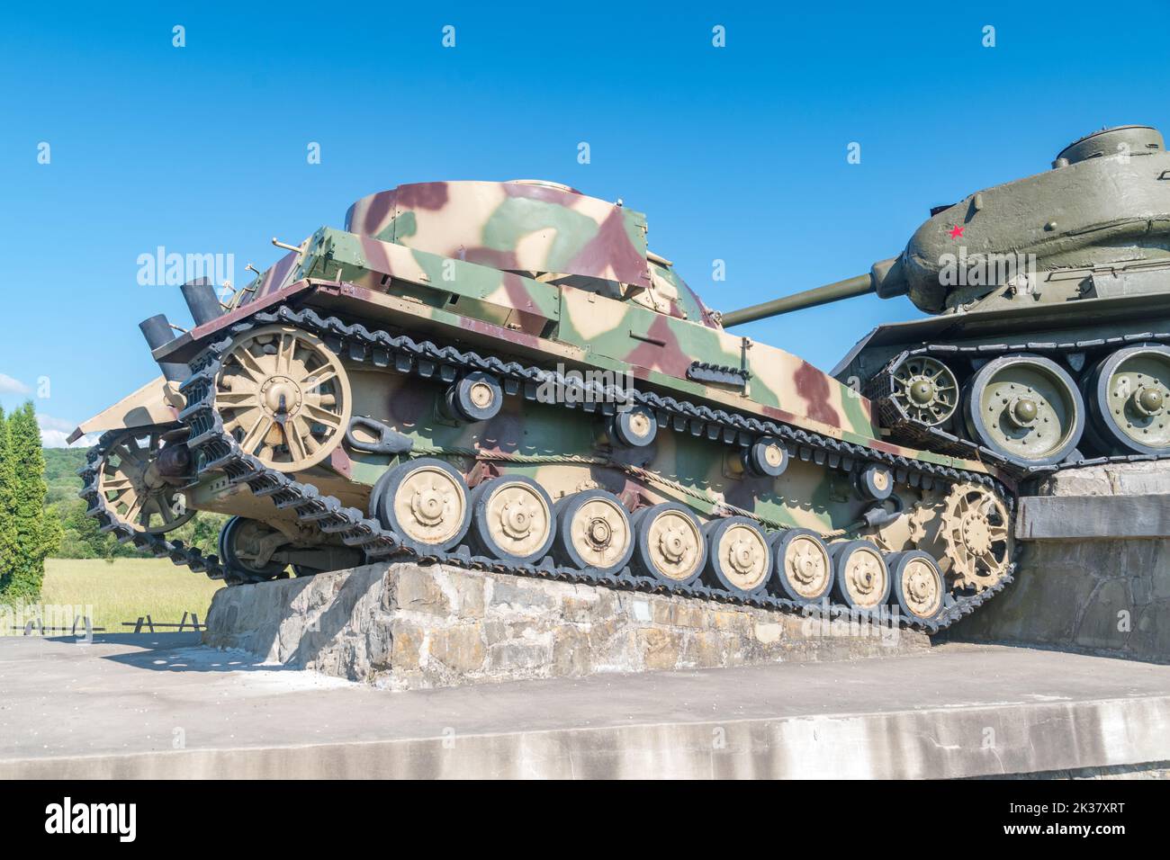 Svidnik, Slovaquie - 12 juin 2022: Char allemand nazi Pz-IV J sur le monument à la bataille du côté slovaque du col de Dukla. Banque D'Images