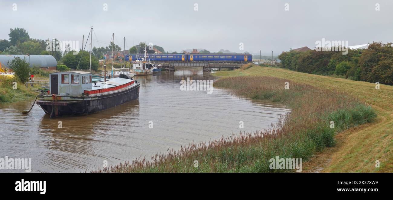 Passer le quai à Barrow Haven sur les rives de la rivière Humber est un train de classe 156 des Midlands de l'est sur l'embranchement Barton sur Humber Banque D'Images