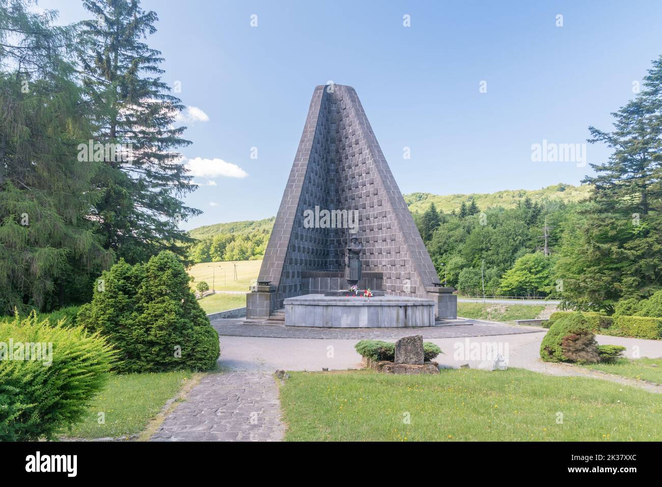Vysny Komarnik, Slovaquie - 12 juin 2022 : monument de la bataille du côté slovaque du col de Dukla. Banque D'Images
