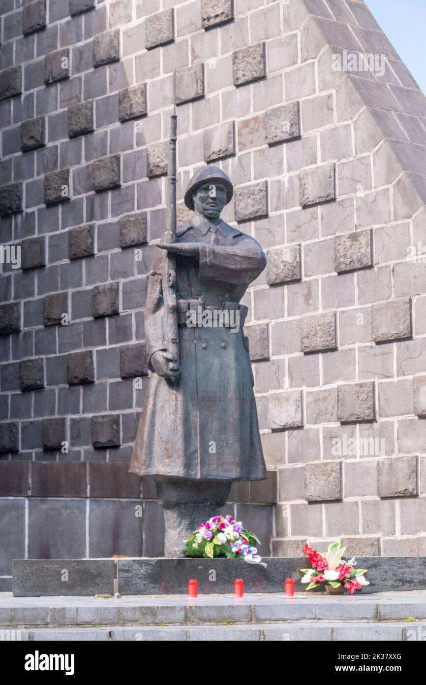 Vysny Komarnik, Slovaquie - 12 juin 2022 : sculpture de soldat sur le monument de la bataille du côté slovaque du col de Dukla. Détail du monument à ceme Banque D'Images