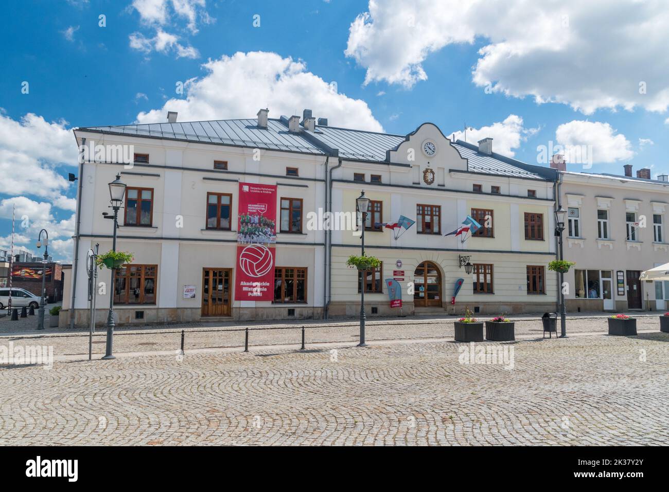 Krosno, Pologne - 12 juin 2022: Maison sous l'horloge (Dom pod zegarem). Banque D'Images