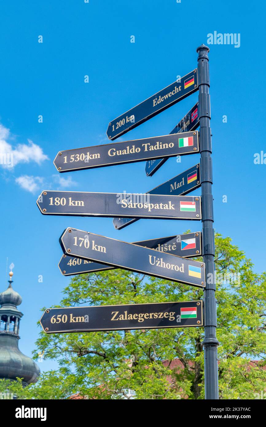 Krosno, Pologne - 12 juin 2022: Distances en kilomètres dans la ville de Krosno en Pologne montrant les directions et les distances vers d'autres villes. Banque D'Images