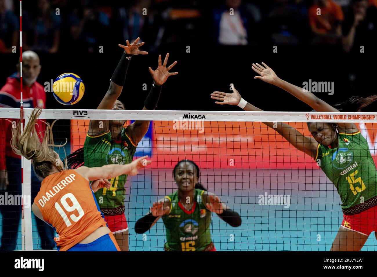 ARNHEM - Nika Daalderop de l'équipe hollandaise de volley-ball en action contre Yolande Juliana Amana Guigolo et Emelda Piata Ezssi du Cameroun pendant le Championnat du monde de volley-ball dans le Gelredome à Arnhem. ANP SANDER KING Banque D'Images