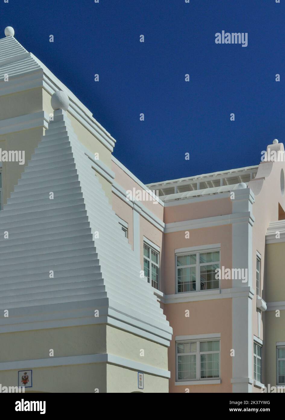 Hamilton Bermuda Architecture gros plan des bâtiments pastel contre Deep Blue Sky Banque D'Images