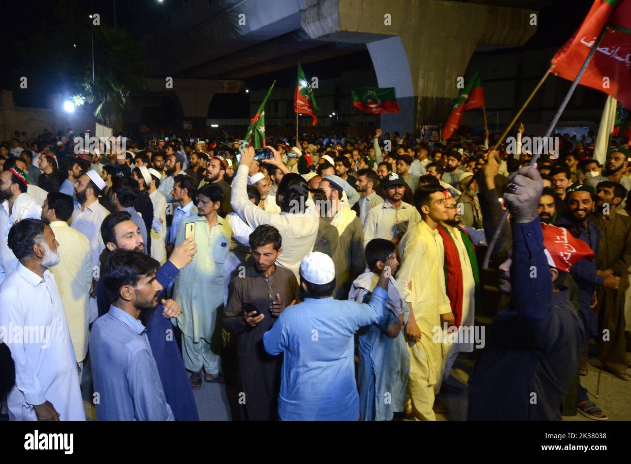 Peshawar, Khyber Pakhtunkhwa, Pakistan. 25th septembre 2022. Les partisans de l'ancien Premier ministre pakistanais Imran Khan écoutent le discours de leur chef lors d'un rassemblement anti-gouvernement à Peshawar. Le président du PTI, Imran Khan, s'adresse à un rassemblement dans le district de Rahim Yar Khan au Punjab. (Image de crédit : © Hussain Ali/Pacific Press via ZUMA Press Wire) Banque D'Images