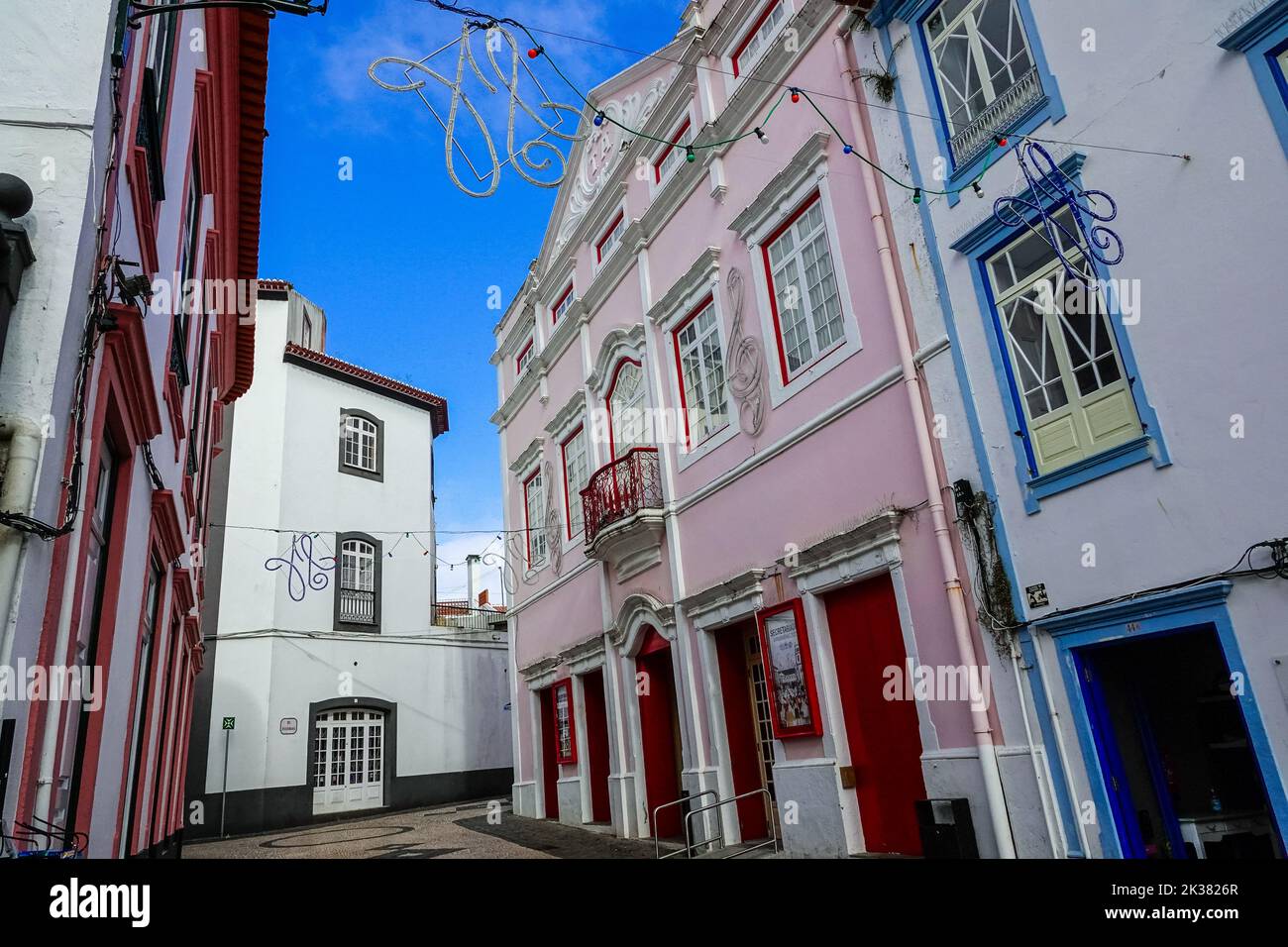 La façade rose du Teatro Angrense, un théâtre d'art construit dans les années 1850 à Angra do Heroismo, l'île de Terceira, les Açores, le Portugal. Banque D'Images