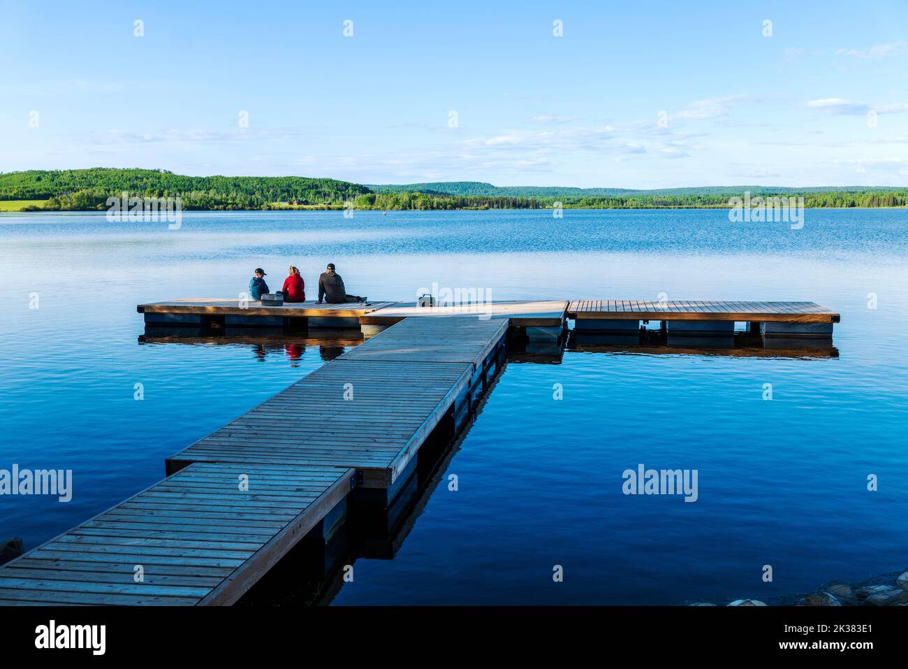 Couple avec fils pêchant à quai; parc provincial de Swan Lake; Colombie-Britannique; Canada Banque D'Images