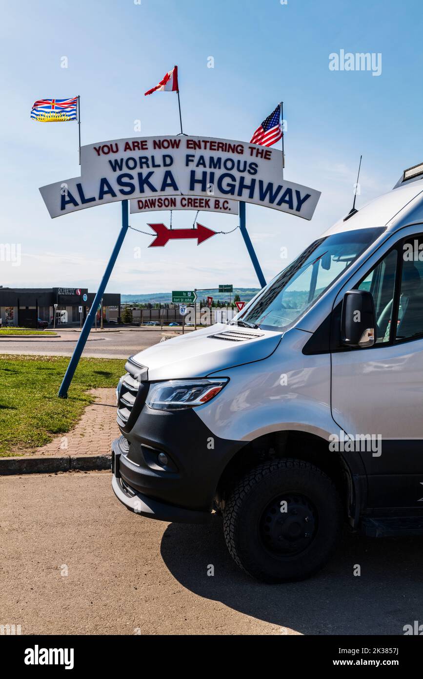 Voie aérienne Interstate 24X 4WD campervan; signalisation pour le début de la route de l'Alaska; Dawson Creek; Colombie-Britannique; Canada Banque D'Images