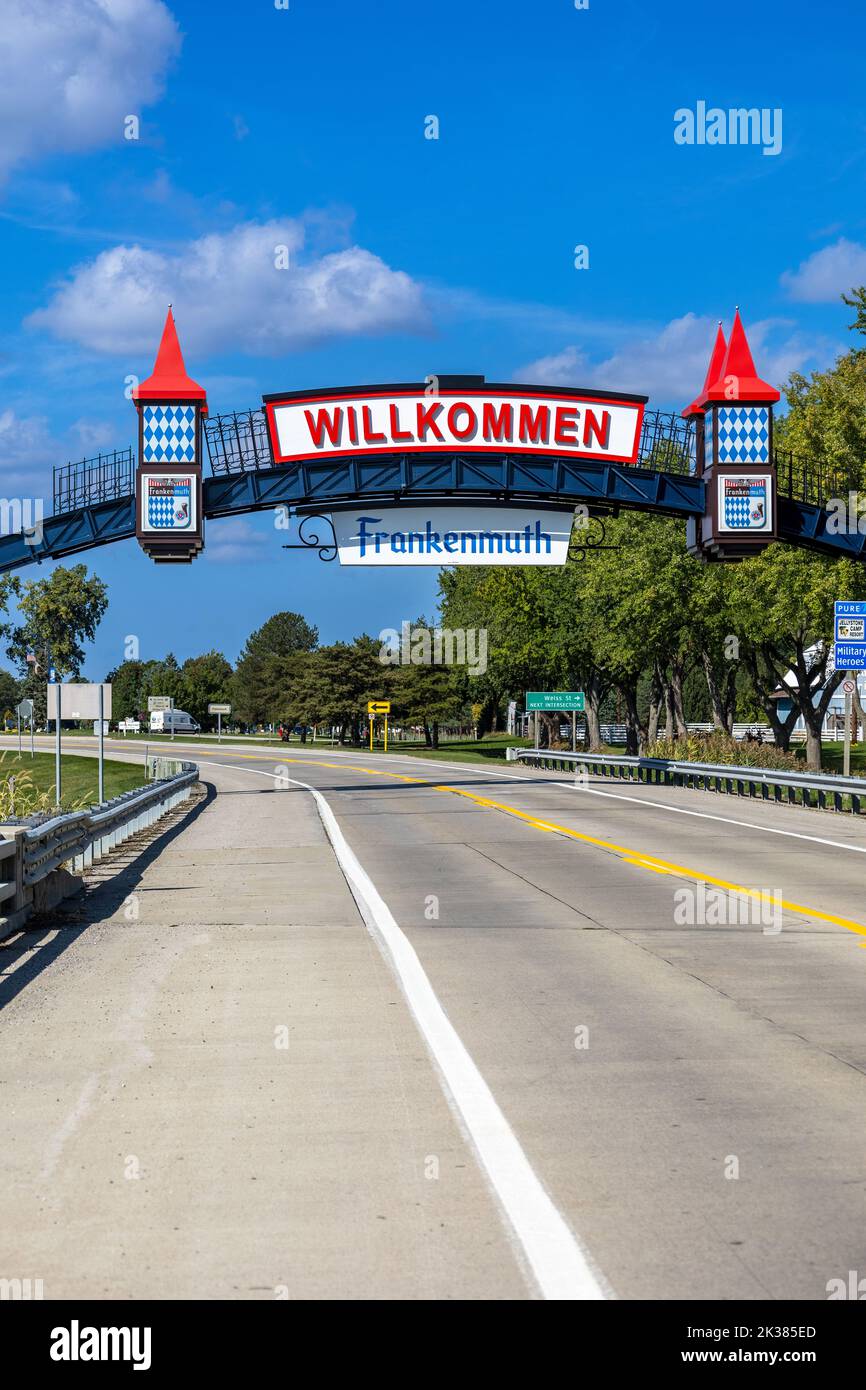 Le Frankenmuth signe de bienvenue Michigan USA de l'autre côté de la route principale vers la ville Banque D'Images