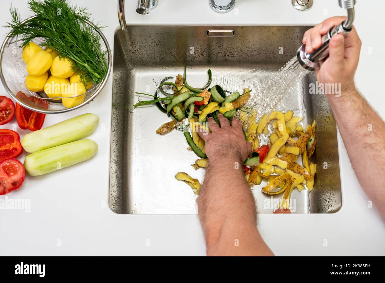 Évier moderne avec déchets alimentaires dans le trou de l'éliminateur Banque D'Images