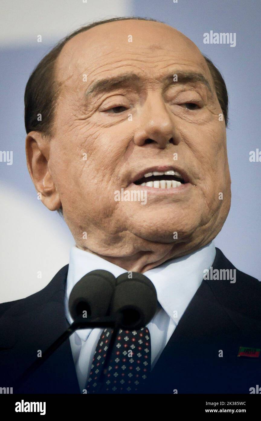 Silvio Berlusconi, président de Forza Italia, prononce un discours lors d'un rassemblement à Rome. Le rassemblement électoral « Insieme per l’Italia » (ensemble pour l’Italie) avait été organisé par les dirigeants de la coalition de centre-droit sur la Piazza del Popolo (place du peuple) à Rome, en prévision des élections nationales (25 septembre 2022). Banque D'Images