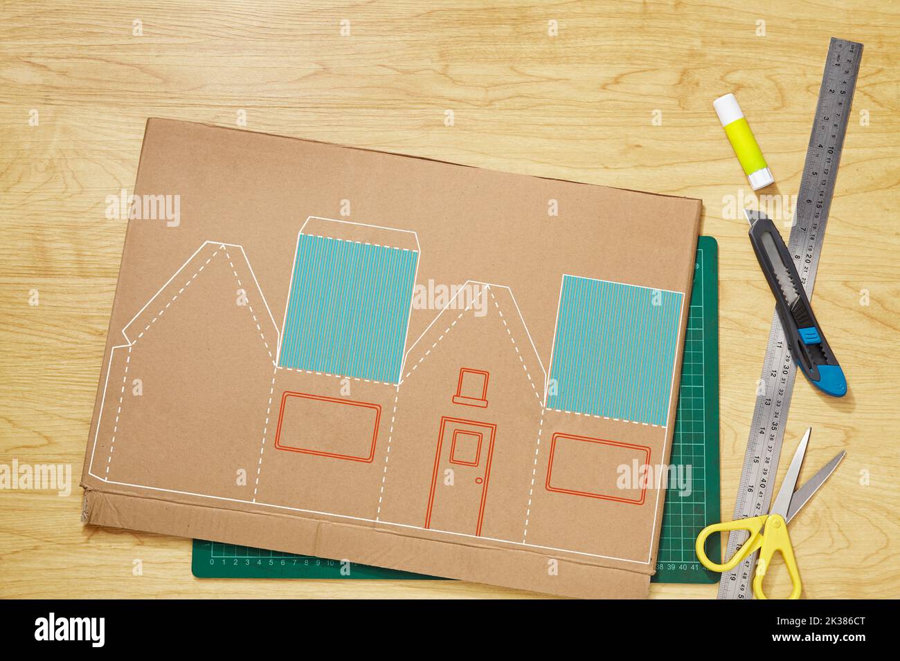 Motifs colorés pour l'artisanat de faire des maisons miniatures à partir de carton et d'outils Banque D'Images