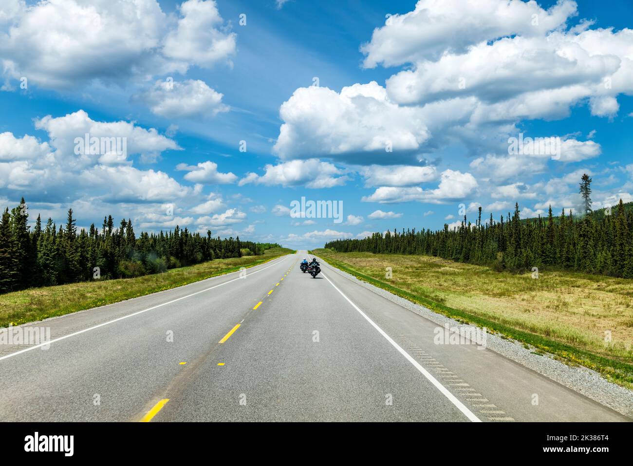 Deux motocyles parcourent la route de l'Alaska près de la rivière Prophète, un beau jour d'été; Colombie-Britannique; Canada Banque D'Images