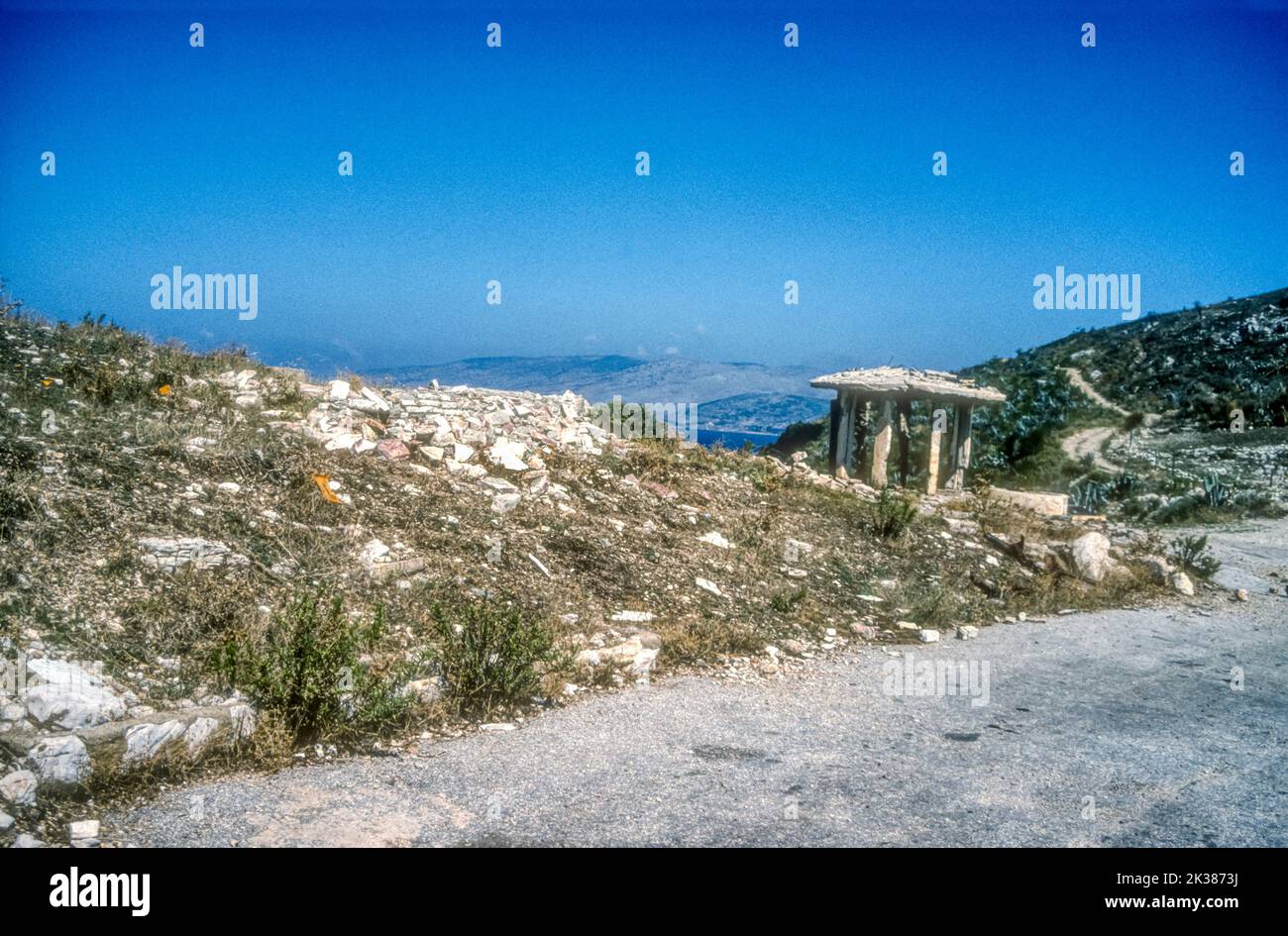 1998 photo d'archive d'un poste de contrôle de police abandonné à l'extérieur de Saranda en Albanie. Banque D'Images