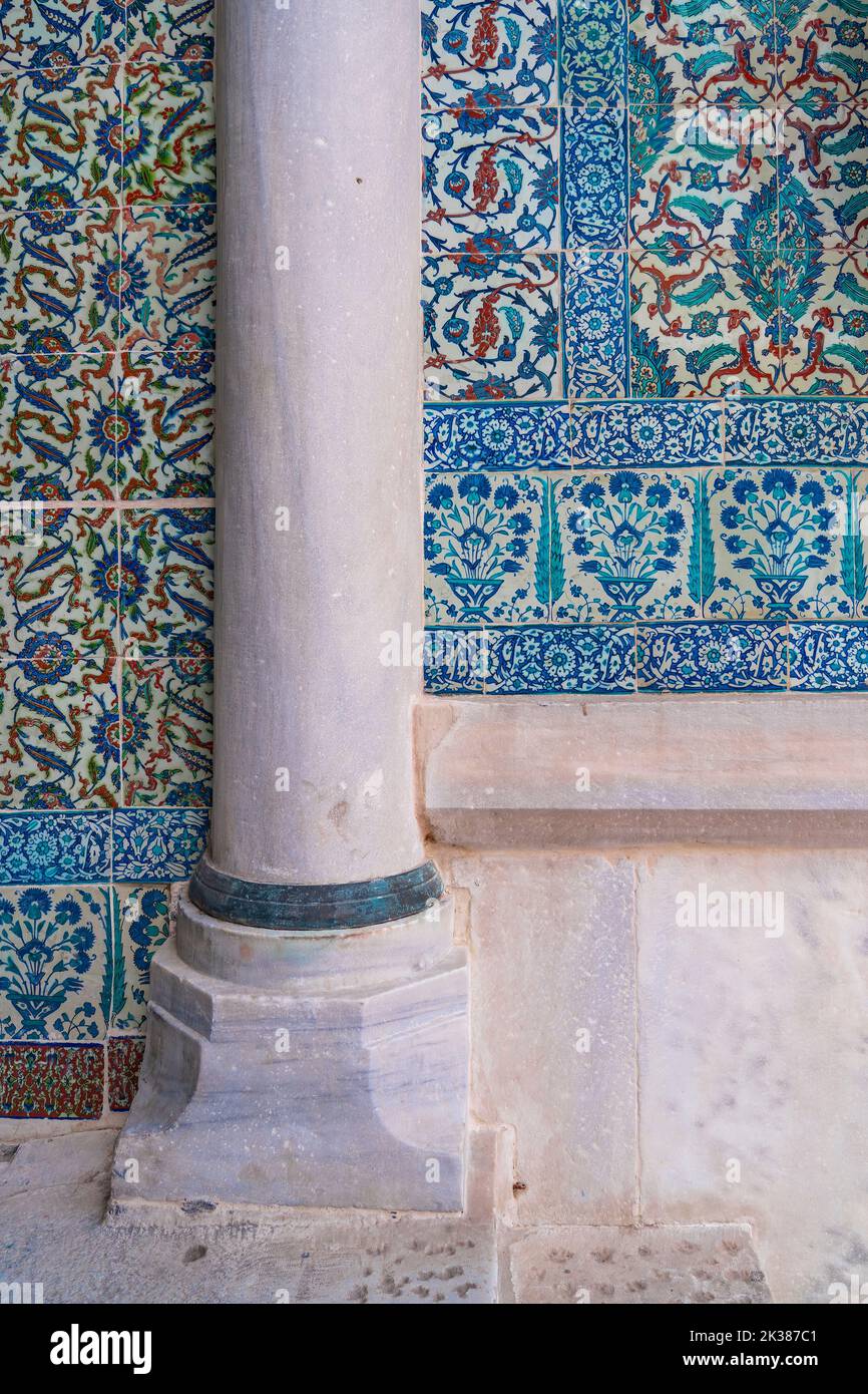 Ancien carrelage turc ottoman fait à la main avec des motifs floraux du palais de Topkapi à Istanbul, Turquie. Mur intérieur de topkapi à Istanbul Banque D'Images Ancien carrelage turc ottoman fait à la main avec des motifs floraux du palais de Topkapi à Istanbul, Turquie. Mur intérieur de topkapi à Istanbul Banque D'Images