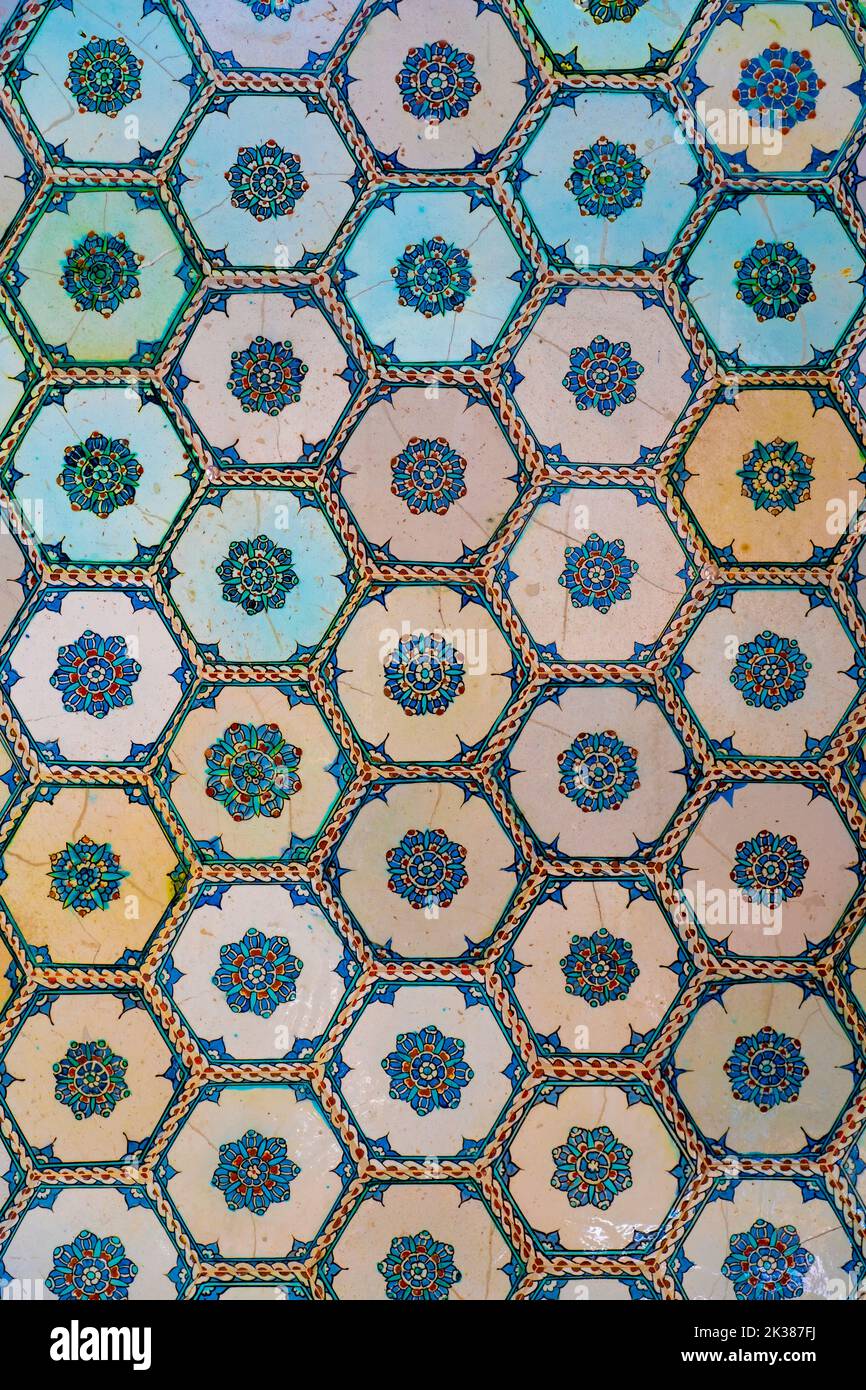 Ancien carrelage turc ottoman fait à la main avec des motifs floraux du palais de Topkapi à Istanbul, Turquie. Mur intérieur de topkapi à Istanbul Banque D'Images Ancien carrelage turc ottoman fait à la main avec des motifs floraux du palais de Topkapi à Istanbul, Turquie. Mur intérieur de topkapi à Istanbul Banque D'Images