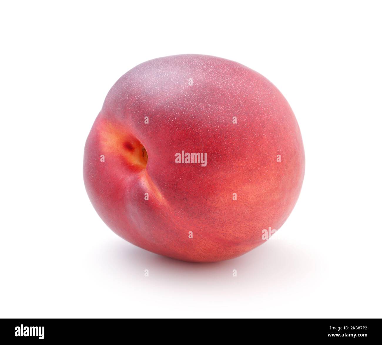 Une nectarine fraîche et mûre isolée sur blanc. Banque D'Images