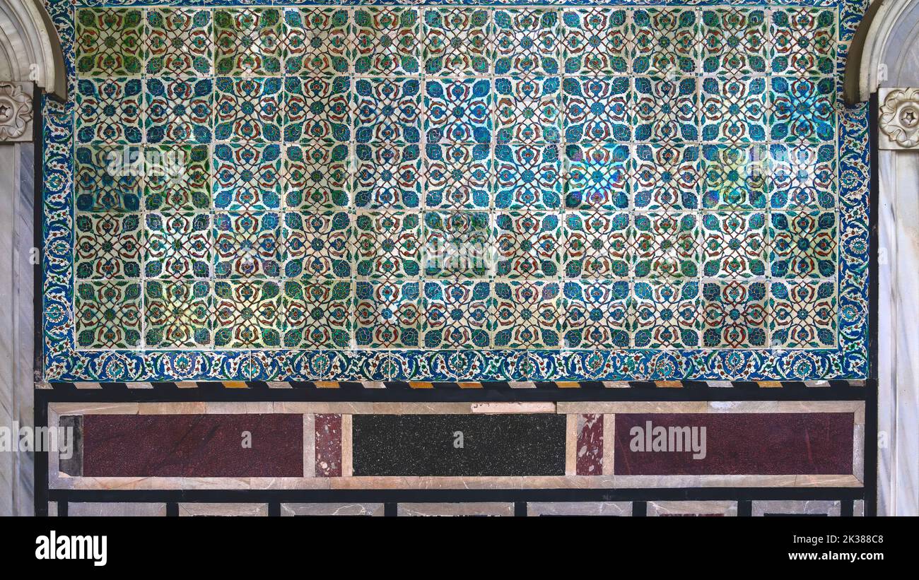 Ancien carrelage turc ottoman fait à la main avec des motifs floraux du palais de Topkapi à Istanbul, Turquie. Mur intérieur de topkapi à Istanbul Banque D'Images Ancien carrelage turc ottoman fait à la main avec des motifs floraux du palais de Topkapi à Istanbul, Turquie. Mur intérieur de topkapi à Istanbul Banque D'Images