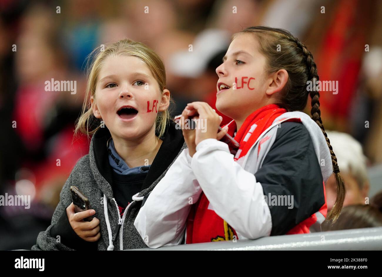 Les jeunes fans de Liverpool dans les stands devant le match de la Super League pour femmes de Barclays à Anfield, Liverpool. Date de la photo: Samedi 24 septembre 2022. Banque D'Images