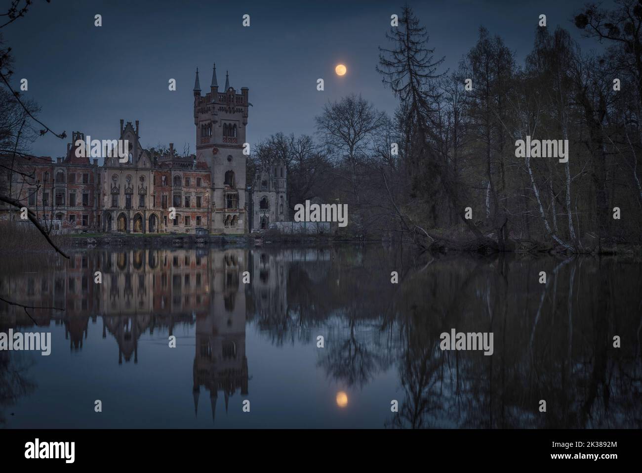 Une vue nocturne des ruines du palais de Kopicach pendant la pleine lune Banque D'Images Une vue nocturne des ruines du palais de Kopicach pendant la pleine lune Banque D'Images