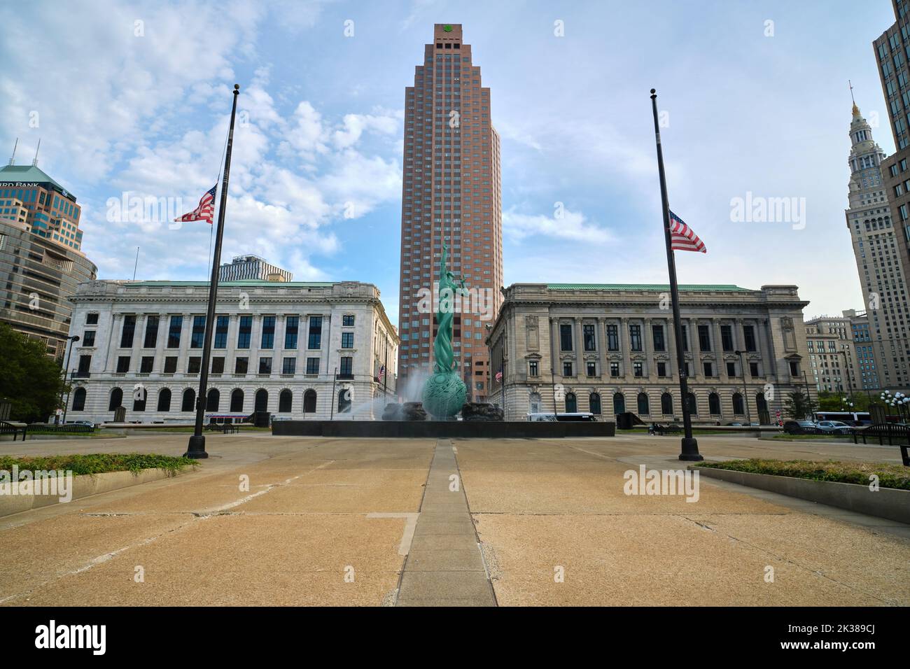 Cleveland, Ohio, États-Unis - 20 septembre 2022 : les drapeaux américains volent en Berne devant la fontaine de la vie éternelle sur la place commémorative des anciens combattants Banque D'Images