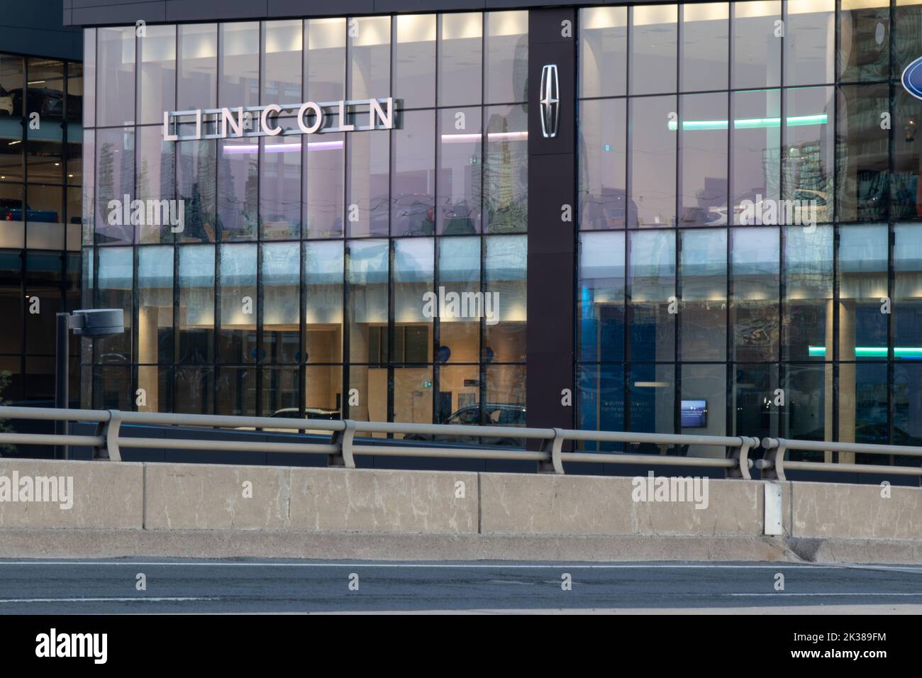 Le logo Lincoln sur le côté d'un concessionnaire du centre-ville de Toronto lorsqu'il est illuminé à l'aube. Banque D'Images
