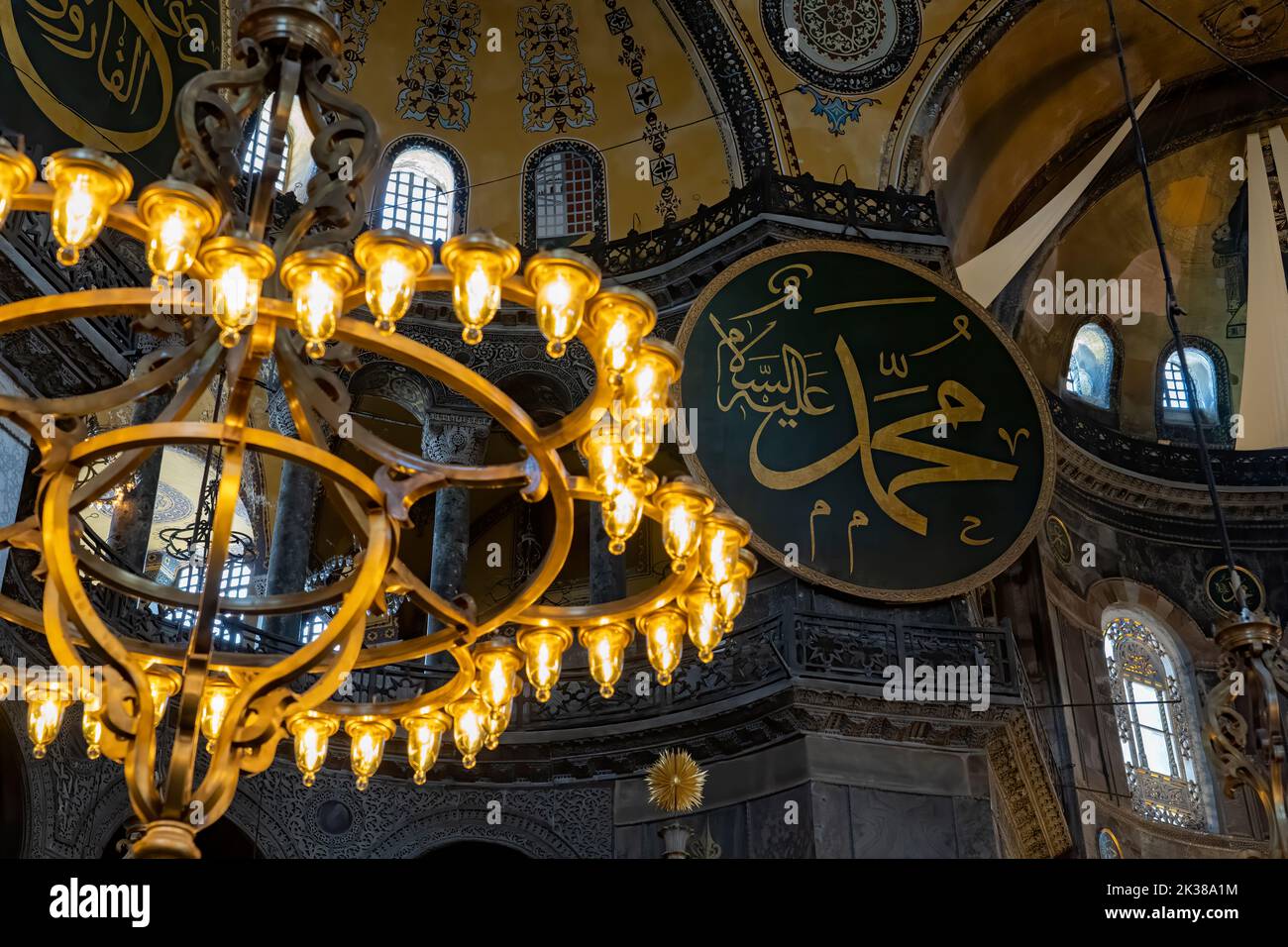 Design intérieur les lumières de Sainte-Sophie ou appelée Aya Sophia, l'un des endroits les plus visités d'Istanbul. Affichage de la colonne et des arcs et du dôme de TH Banque D'Images