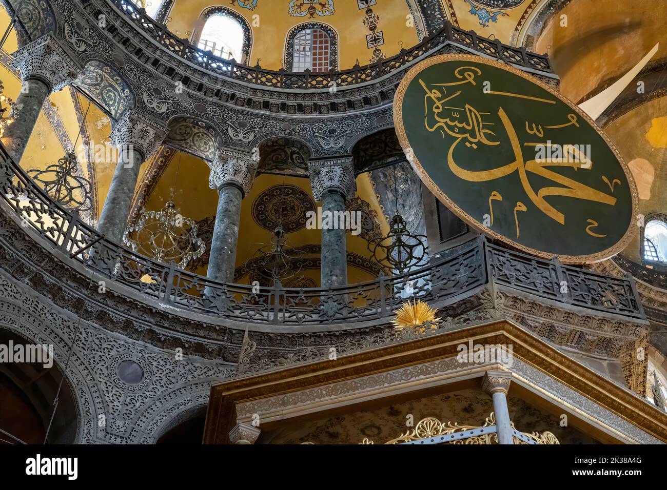 Conception interne de Sainte-Sophie ou appelée Aya Sophia, l'un des endroits les plus visités d'Istanbul. Montrant le nom du prophète Mohamad Banque D'Images