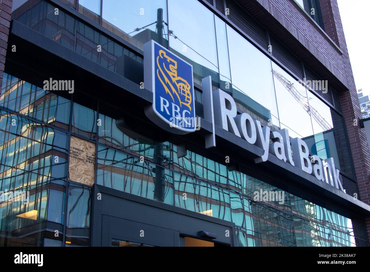 Un gros plan du logo RBC, Banque Royale du Canada, sur le dessus de l'entrée d'une succursale bancaire du centre-ville de Toronto. Banque D'Images