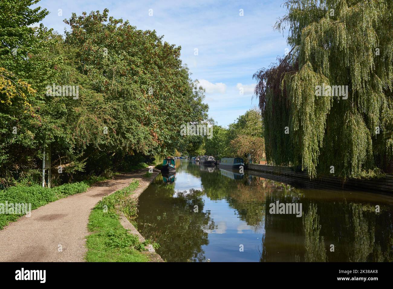 Sentier le long du canal de Grand Union près de Rickmansworth, dans le sud-ouest du Hertfordshire, en Angleterre, à la fin de l'été Banque D'Images