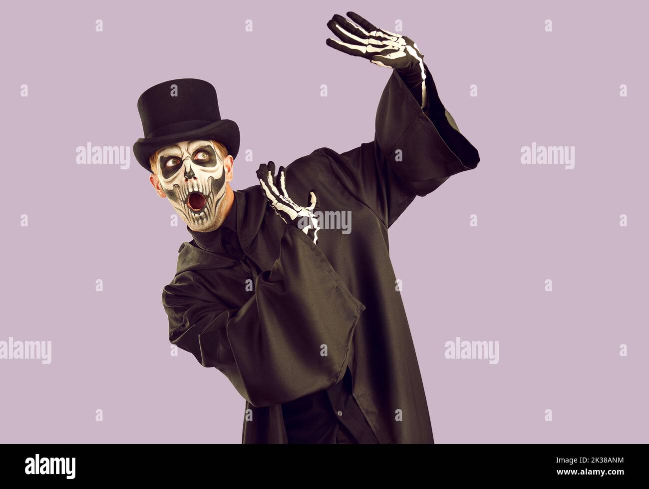 Halloween squelette gars ne protégeant le geste et regarde loin avec l'expression effrayée de visage Banque D'Images