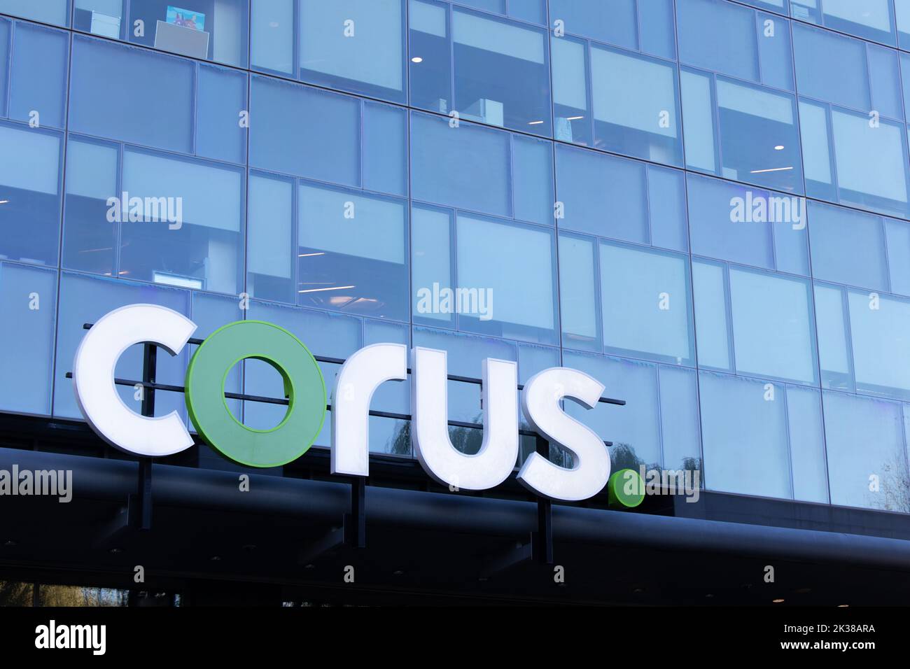 Le logo Corus Entertainment, une dérivée de Shaw Communications, est visible au sommet de l'immeuble de bureaux du siège social à Toronto. Banque D'Images