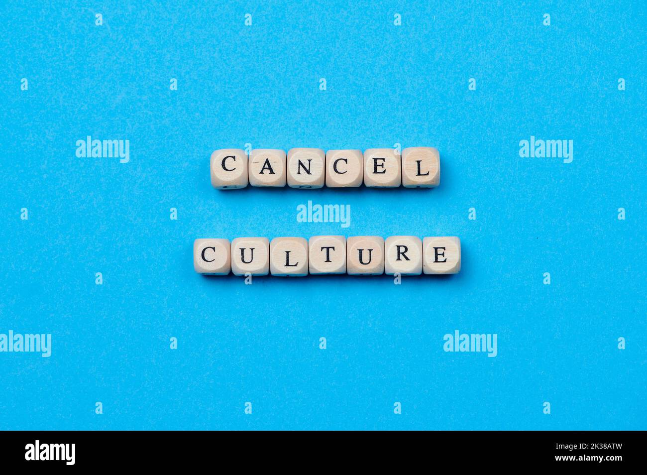 les cubes en bois avec les mots annulent la culture sur fond bleu Banque D'Images