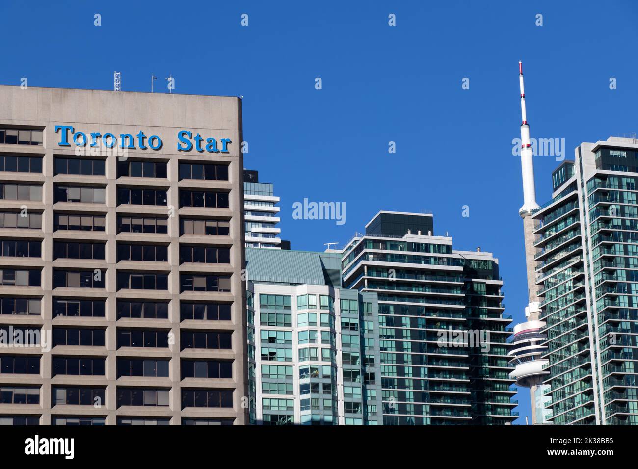 Le bureau du Toronto Star, le plus grand quotidien du Canada par circulation, est vu par temps clair, la Tour CN étant vue en arrière-plan. Banque D'Images