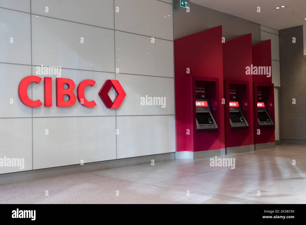 Les guichets automatiques bancaires CIBC nouvellement installés sont visibles dans un immeuble du centre-ville de Toronto; la CIBC est l'une des 5 grandes banques du Canada, les 5th plus grandes au Canada. Banque D'Images