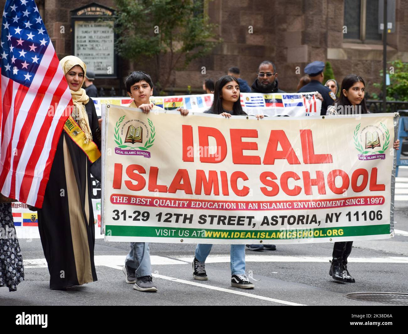 New York, États-Unis. 25th septembre 2022. Les participants sont vus tenir une bannière de l'école islamique idéale lors de la parade annuelle de la Journée musulmane le long de Madison Avenue à New York. Crédit : Ryan Rahman/Alay Live News Banque D'Images