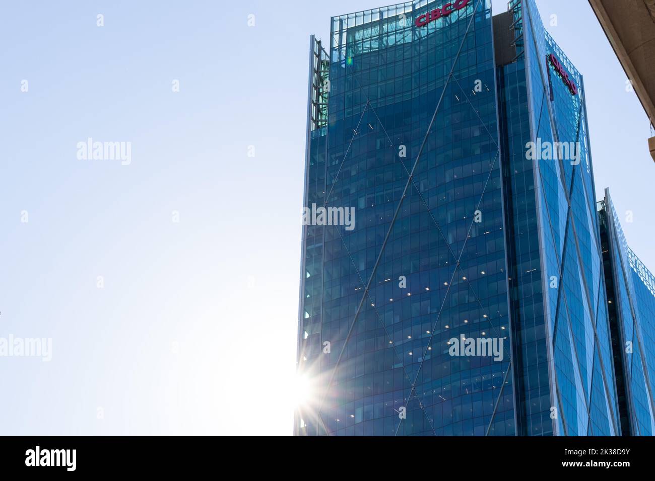On voit le soleil briller le long du nouvel édifice du Square CIBC, un nouvel immeuble de bureaux au centre-ville de Toronto. Banque D'Images