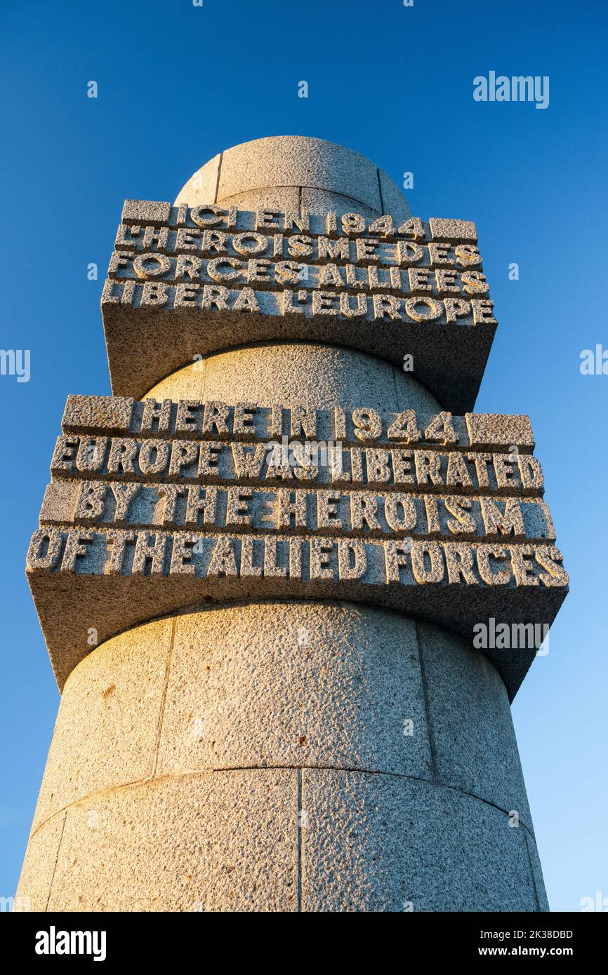 Mémorial célébrant la libération de Port-en-Bessin par les forces alliées. Banque D'Images