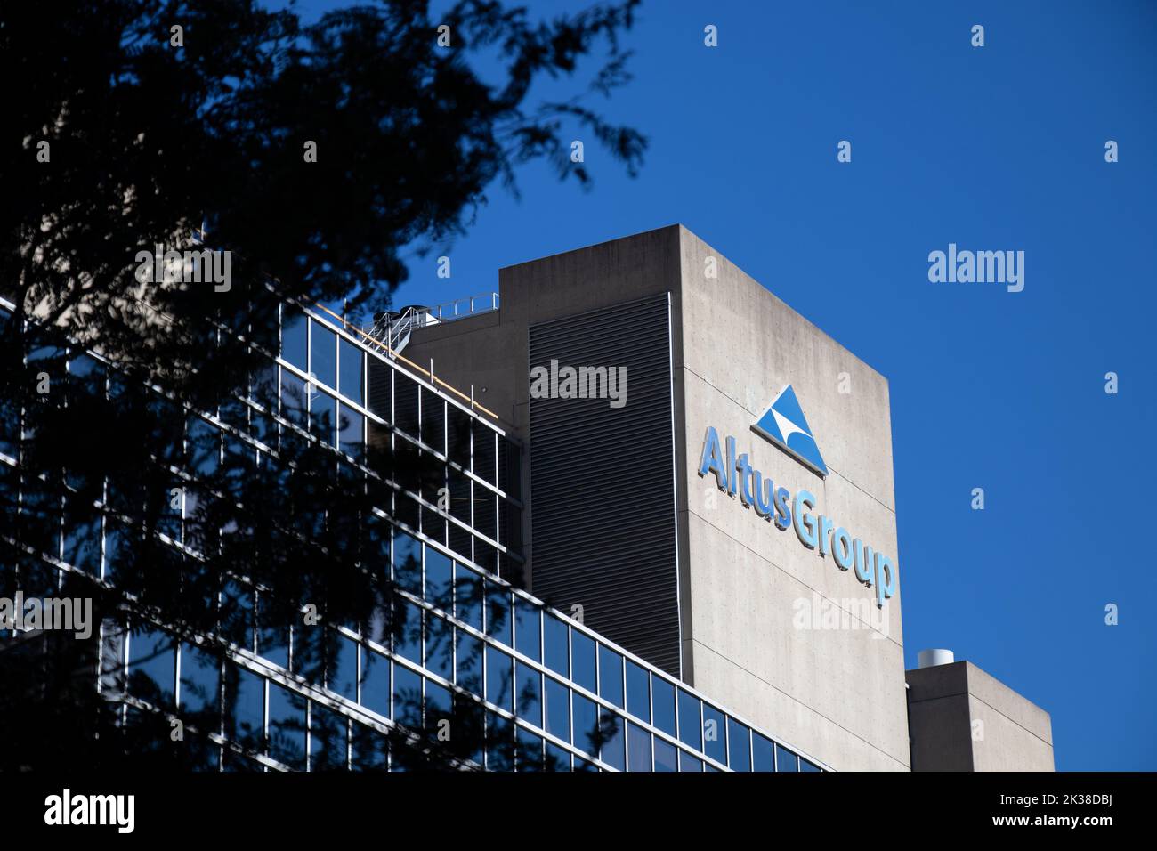 Le logo du Groupe Altus est visible au sommet de son bureau et de son siège social de Toronto par temps clair; le Groupe Altus offre des logiciels et des services consultatifs. Banque D'Images