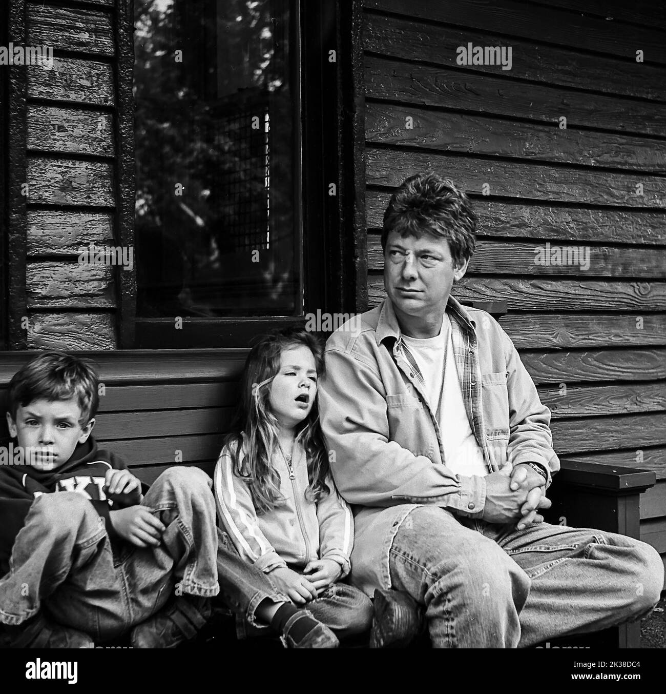 Un homme, son fils et sa fille attendent un train à la gare Harpers Ferry en Virginie occidentale. Banque D'Images