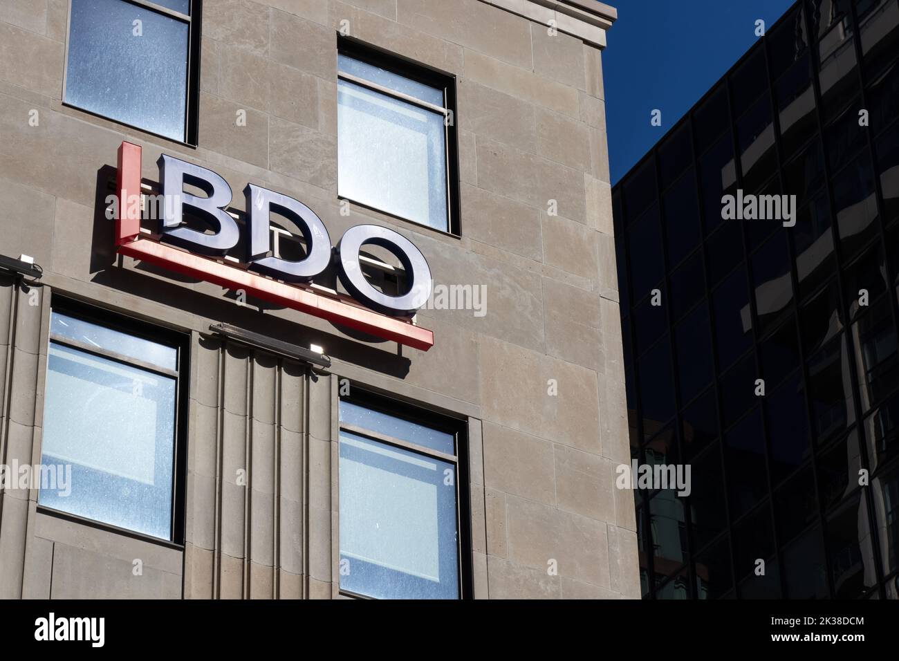 Un panneau BDO (Binder Dijker Otte) lumineux est visible dans un édifice du centre-ville de Toronto; BDO est une grande société de comptabilité internationale. Banque D'Images